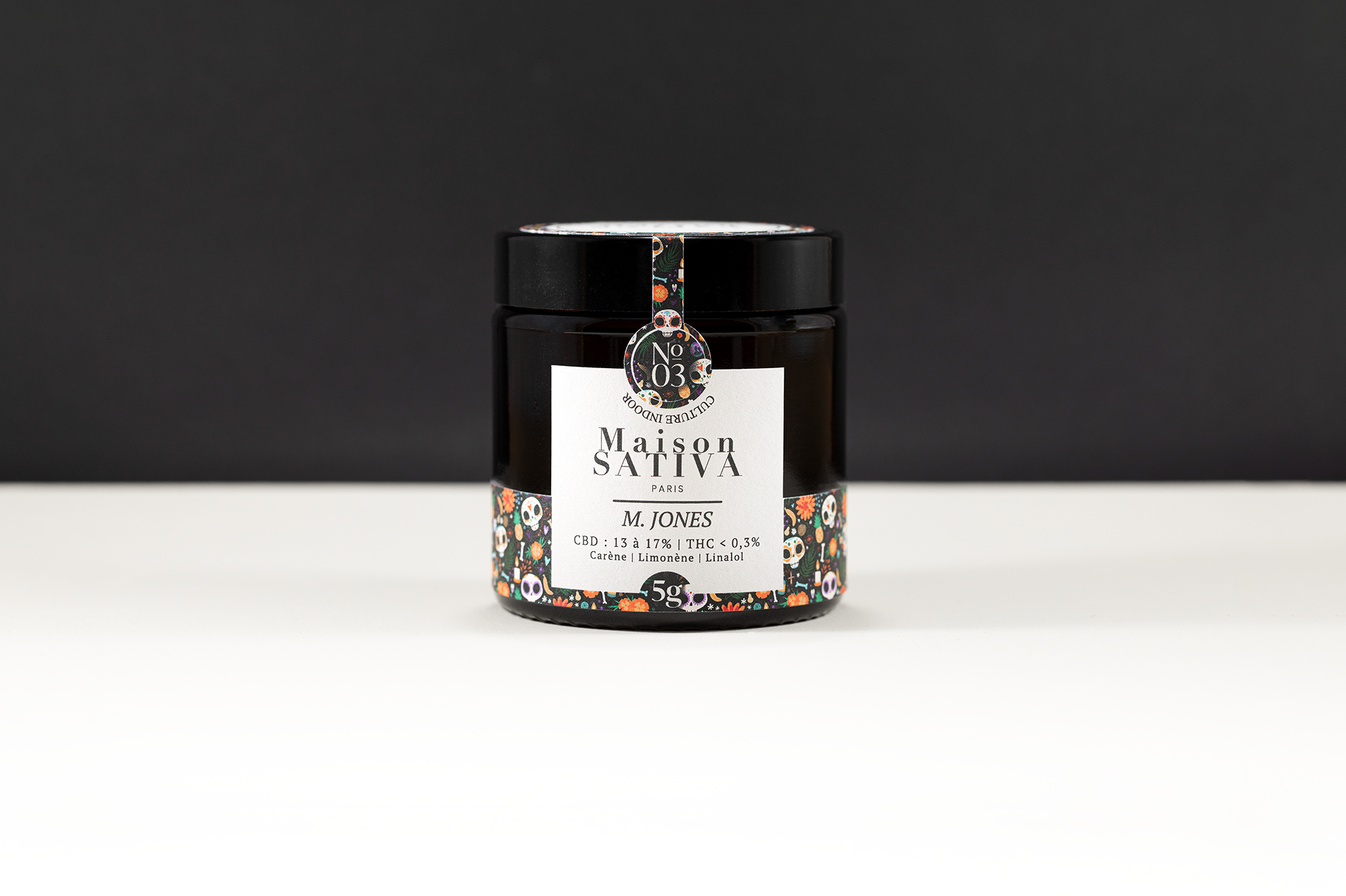 pot de notre fleur de CBD M. JONES, une fleur de CBD haut de gamme cultivée en intérieur et produite par Maison Sativa à Cherbourg en cotentin, 50100.