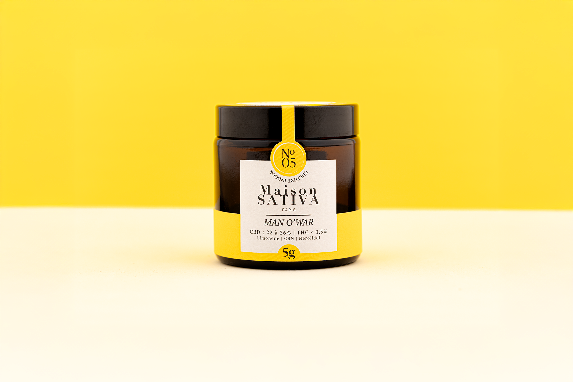 Pot de 5g de Man O'War (fleur de CBD) sur fond Jaune