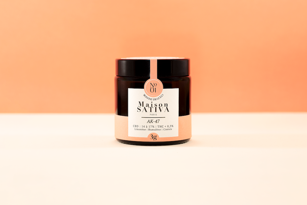 Découvrez le pot en verre pharmaceutique de Maison Sativa, renfermant la fleur de CBD AK-47 ultra puissante. Idéale pour améliorer le sommeil, réduire l'anxiété et soulager les douleurs. Profitez des bienfaits thérapeutiques du CBD avec ce produit de haute qualité. Achetez dès maintenant et offrez-vous une expérience naturelle et apaisante. Maison Sativa à Cherbourg-en-Cotentin, 50100.