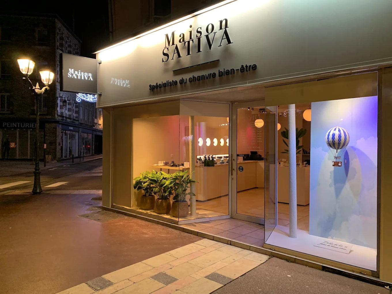 Vitrine magnifique du magasin de CBD Maison Sativa de nuit à cherbourg en cotentin 50100