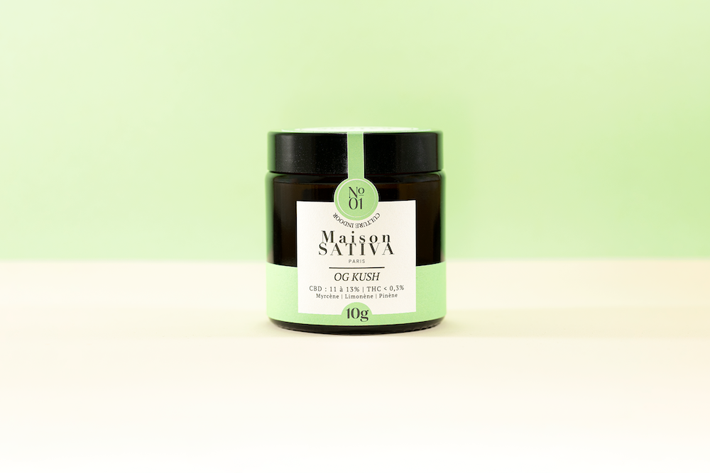 fleurs de CBD OG KUSH conditionnées en pot en verre pharmaceutique recyclé pour préserver les arômes et les bienfaits des fleurs.