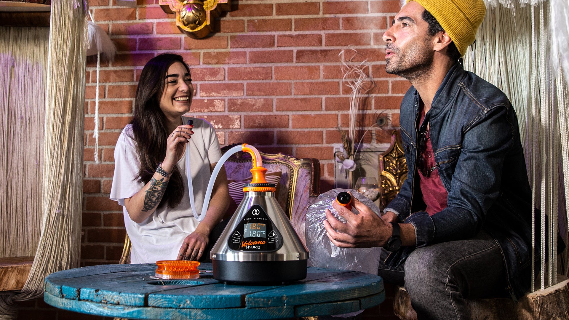 Session de vaporisation CBD avec un Volcano Hybrid, ambiance conviviale et détente entre amis