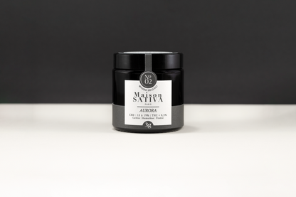 Pot de fleurs de CBD en verre ambré de chez Maison Sativa. Fleurs de CBD ultra puissante, pour se relaxer et bien dormir. La Aurora est une fleur de CBD haut de gamme permettant de mieux dormir et de limiter le stress