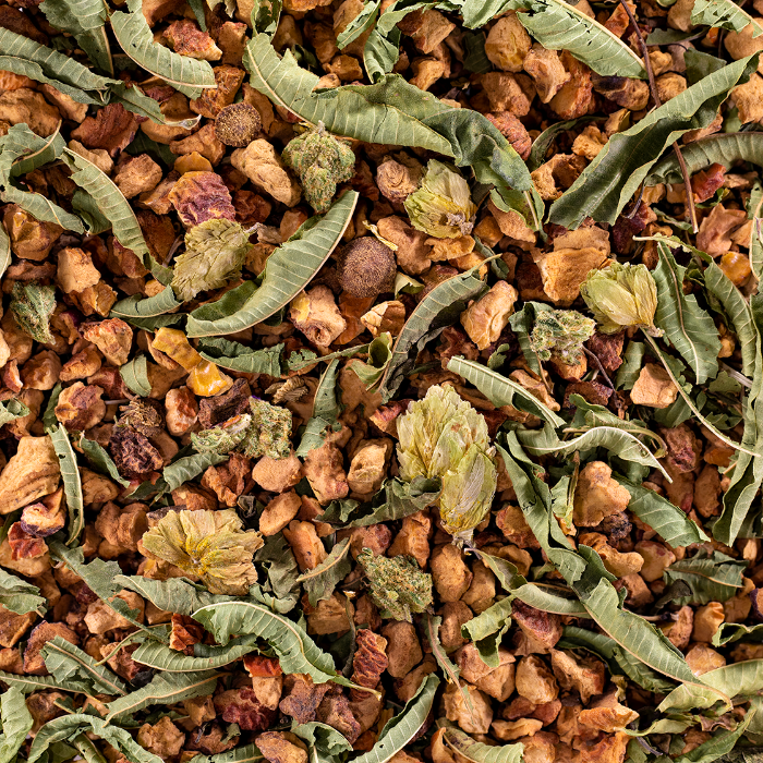 infusion du soir et fleurs de CBD bio de chez Maison Sativa à Cherbourg-en-cotentin. Valériane, mélisse, verveine, camomille, fleurs de CBD, orange.