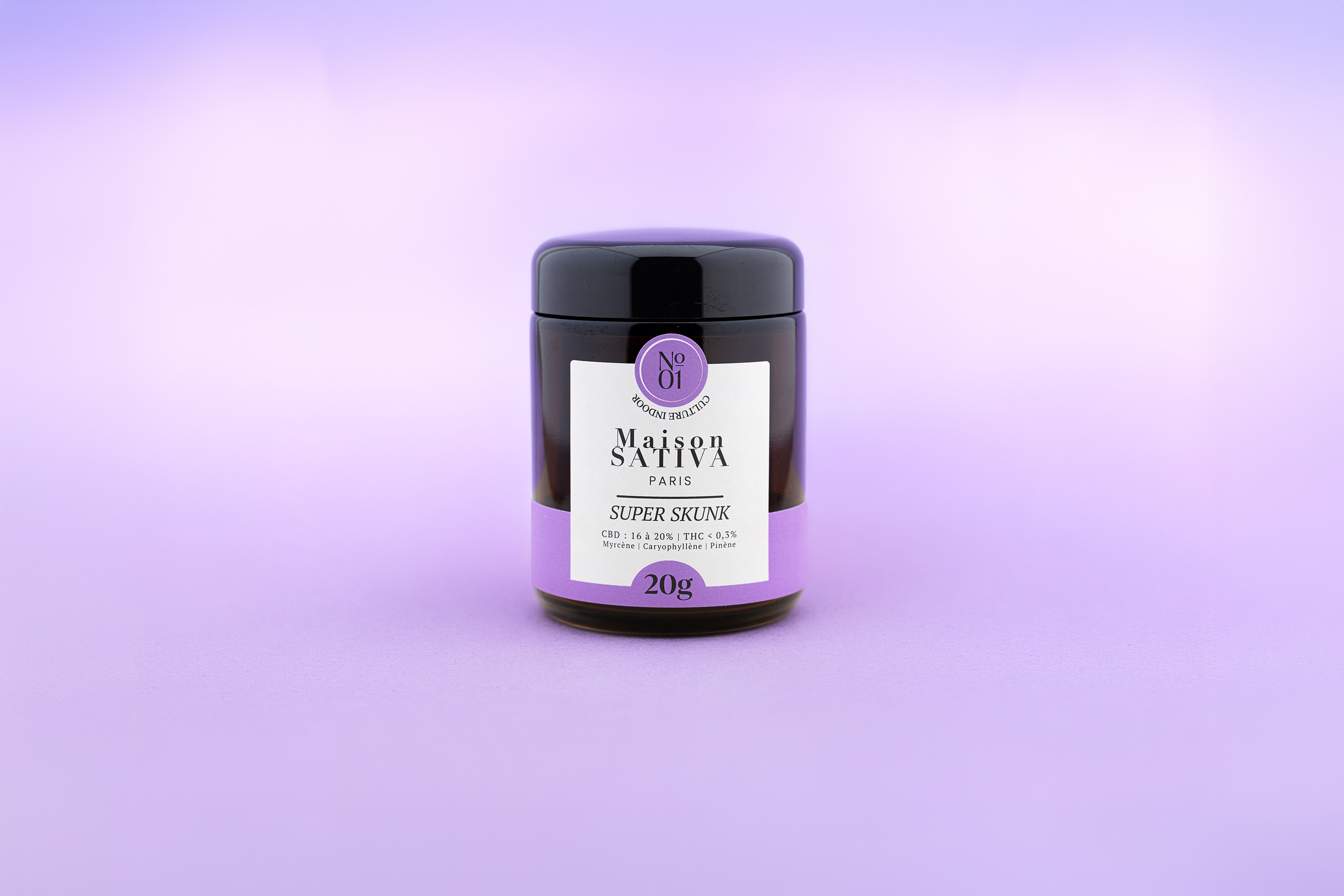Pot en verre ambré contenant 20g de fleurs de CBD Super Skunk culture indoor par Maison Sativa Paris. Étiquette violette détaillant les terpènes et le taux de CBD.