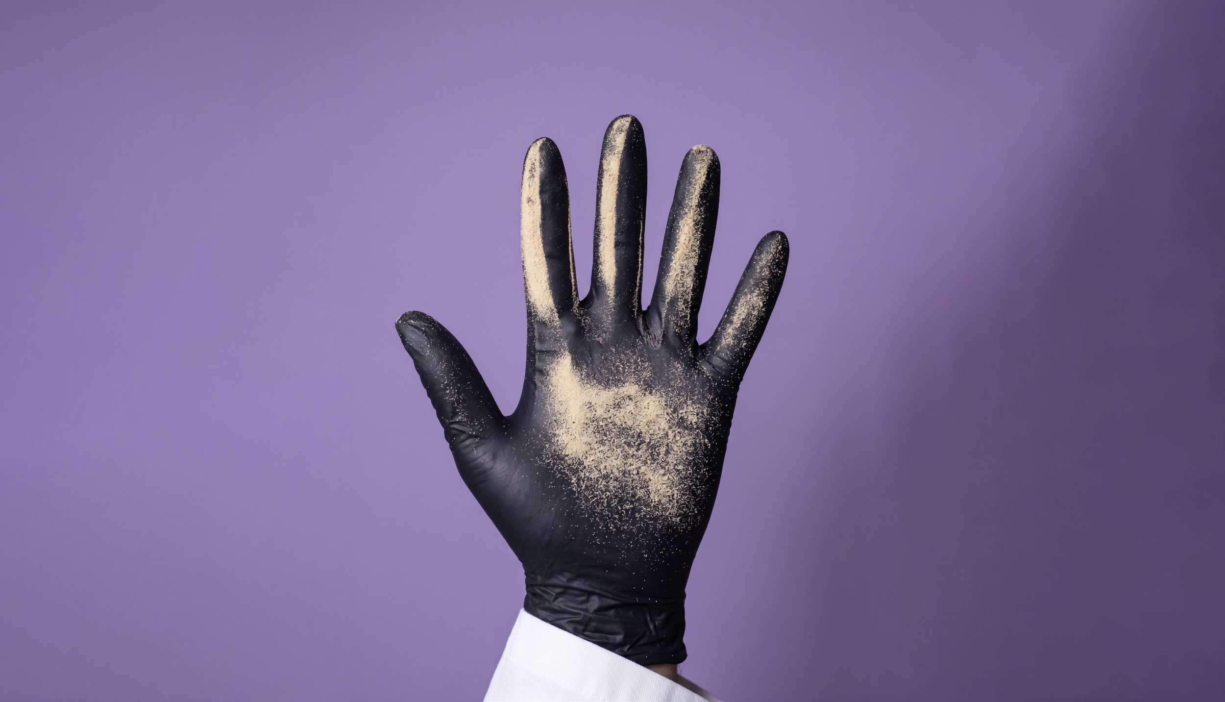 Gant en nitrile noir recouvert de trichomes
