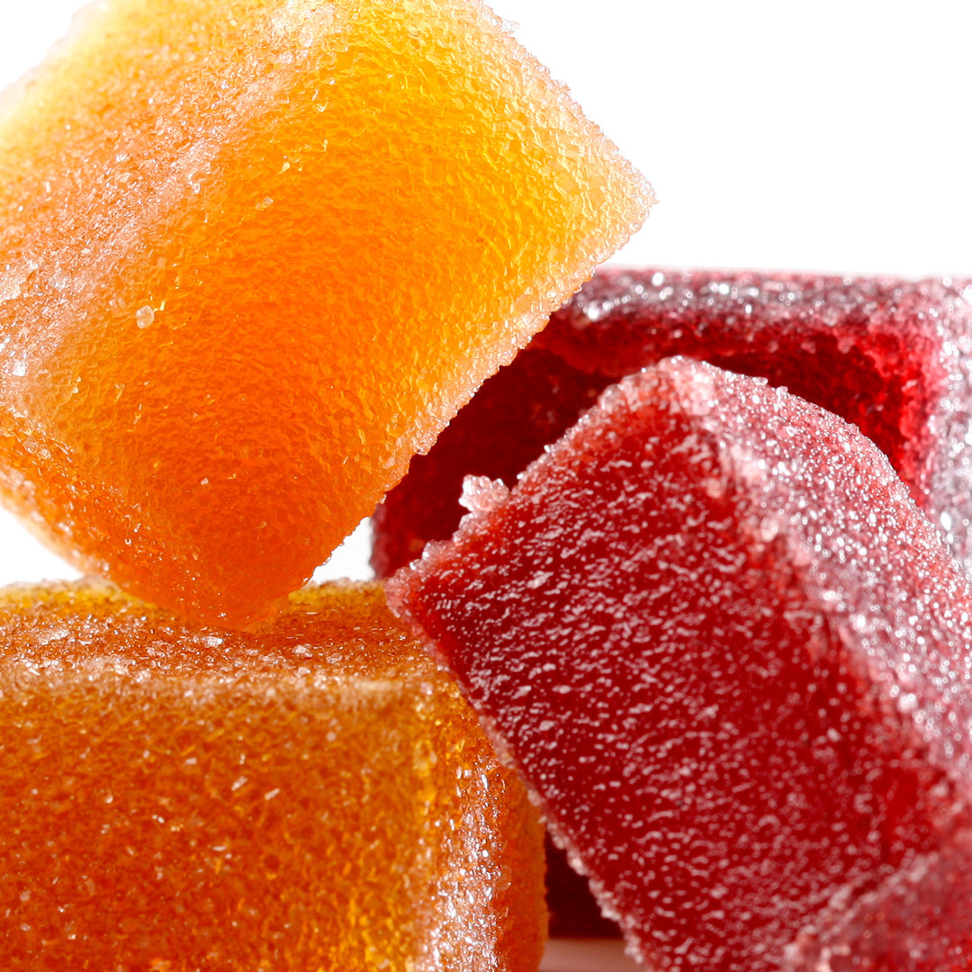 Gummies THC et CBD en cubes orange et rouge, enrobée de sucre