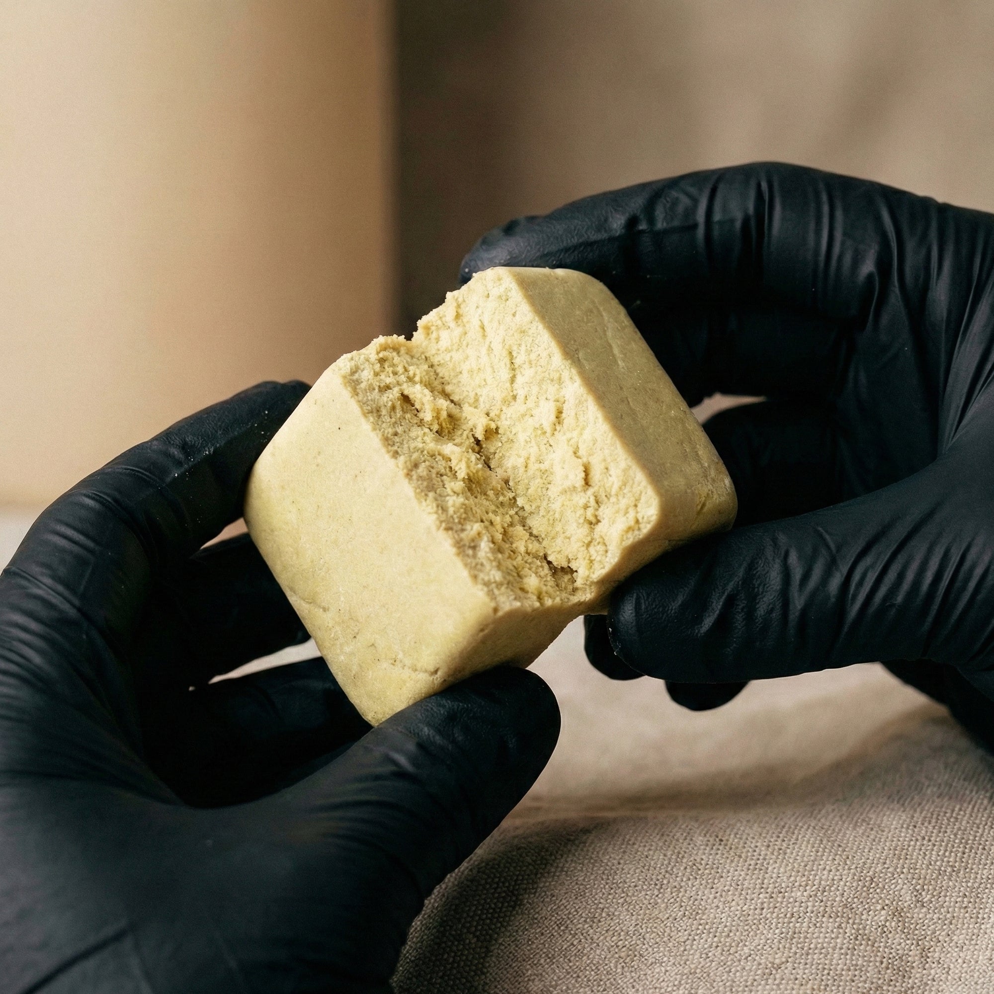 Beldia Hash CBD : L'Authentique Résine Marocaine (Texture Kief)