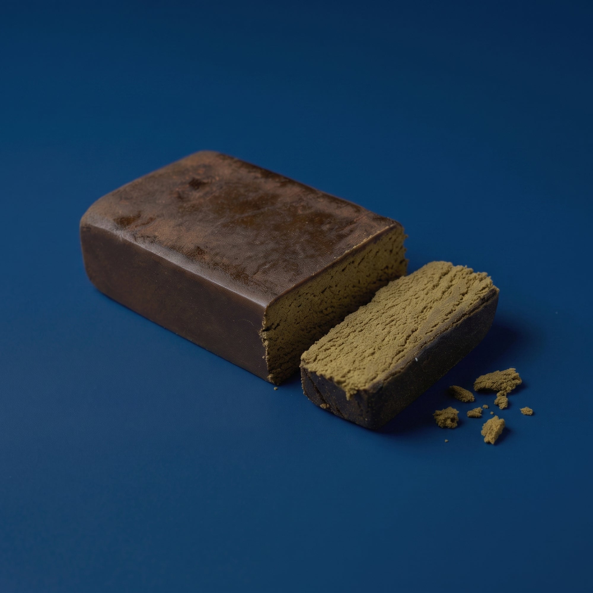 Bloc entier de résine 3 fois filtré Maison Sativa avec une tranche découpée révélant un cœur blond doré, onctueux et riche en trichomes.