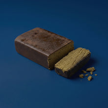 Bloc entier de résine 3 fois filtré Maison Sativa avec une tranche découpée révélant un cœur blond doré, onctueux et riche en trichomes.
