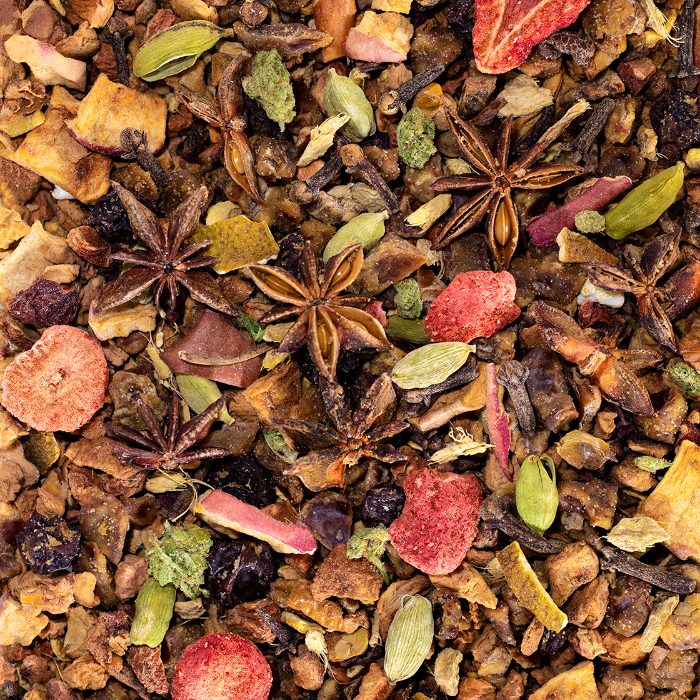 Retrouvez la senteur des parfums de Noël dans cette infusion d'hiver. Riche en CBD, elle vous permettra de vous détendre et de lutter contre le blues hivernal pour profiter au mieux de vos proches pendant les fêtes. A partager sans modération.   Ingrédients : Fleurs de chanvre, datte, raisin, gingembre, bars de cannelle, arôme naturel, badiane, clou de girole.
