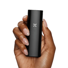 Vaporisateur Pax mini tenu dans la main. Maison Sativa, Cherbourg-en-cotentin. Vaporisateur CBD