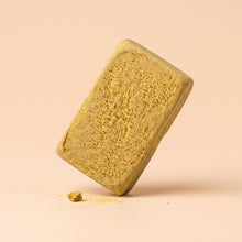 Morceau premium de résine CBD L'Elite Jaune Mousseux, profil terpénique riche en linalol favorisant l'apaisement.