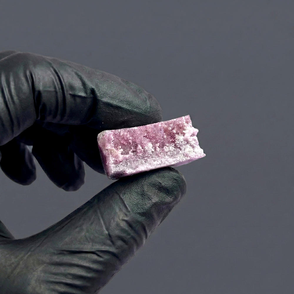 Gros plan sur la texture cristalline de la résine CBD Candy Ice Full Melt de Maison Sativa.