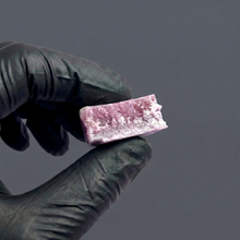 Gros plan sur la texture cristalline de la résine CBD Candy Ice Full Melt de Maison Sativa.