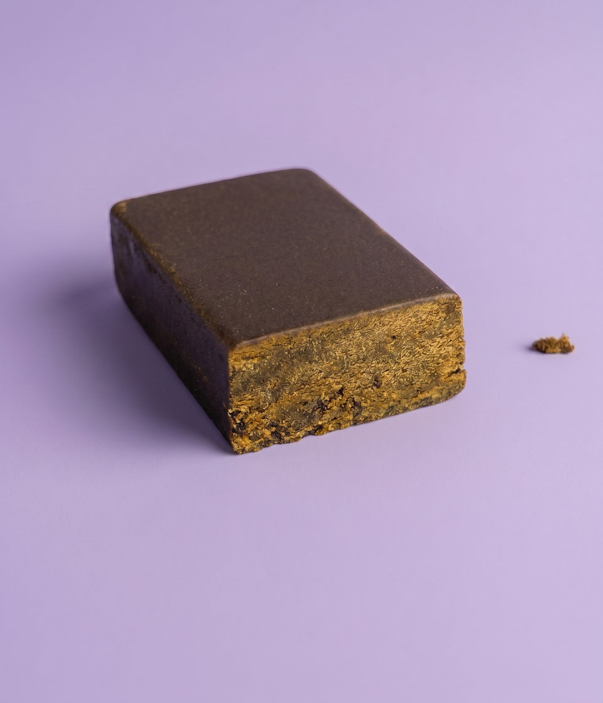 Bloc rectangulaire entier de résine CBD Static Hash de qualité premium sur fond violet
