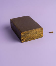 Bloc rectangulaire entier de résine CBD Static Hash de qualité premium sur fond violet